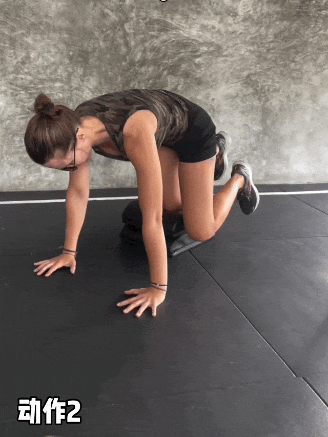 跪姿抬腿动作演示